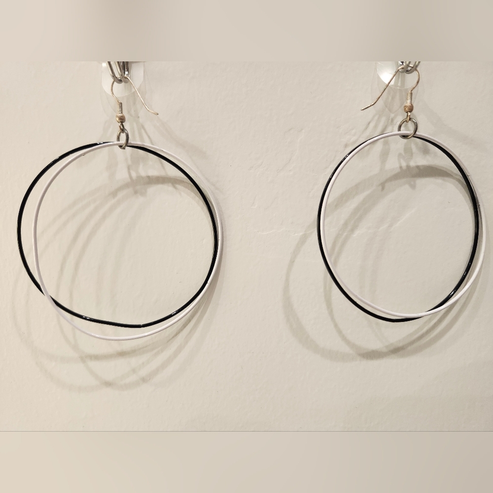 Hoop Earrings Blk/Wht Wire
